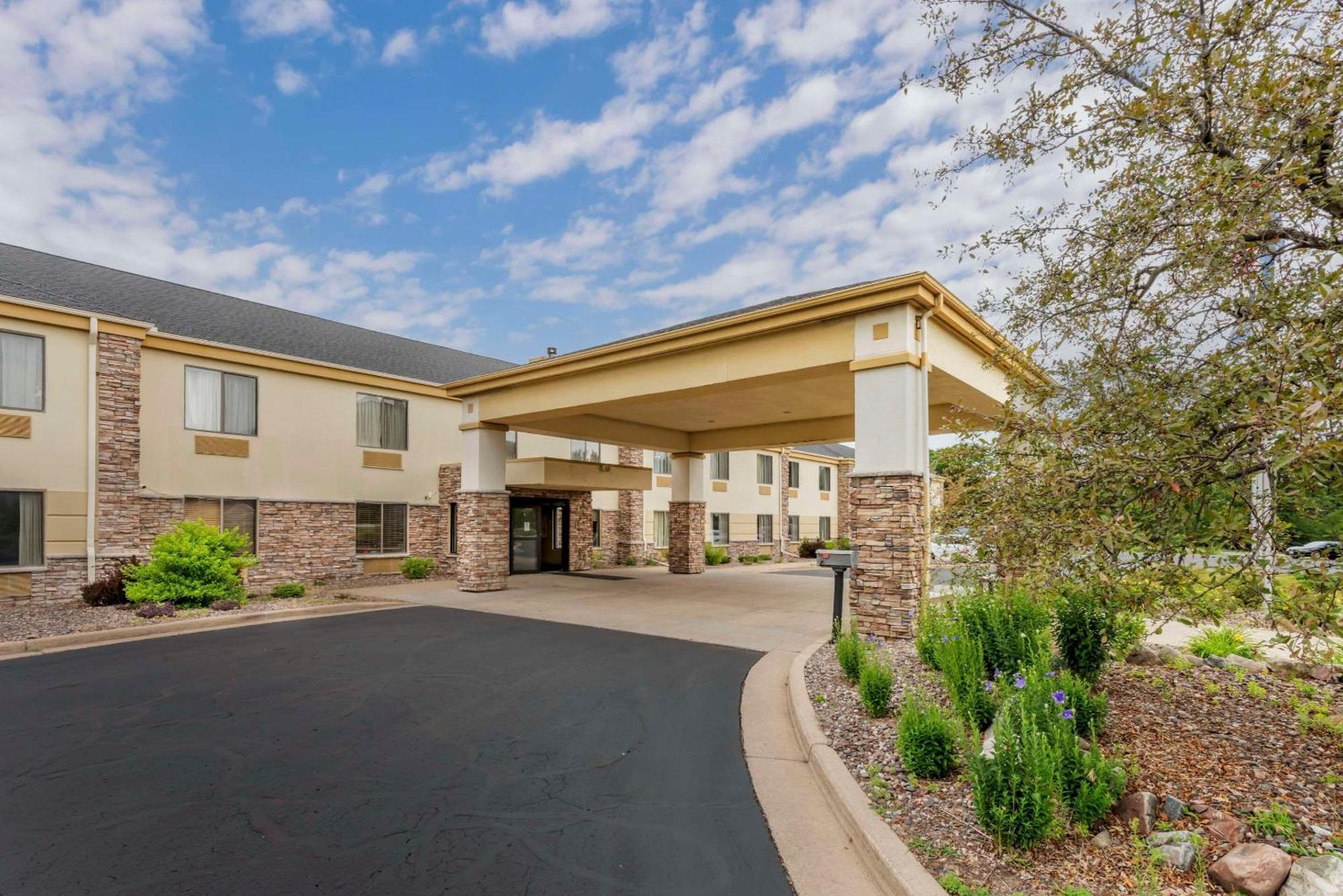 Comfort Inn & Suites Black River Falls I-94 מראה חיצוני תמונה