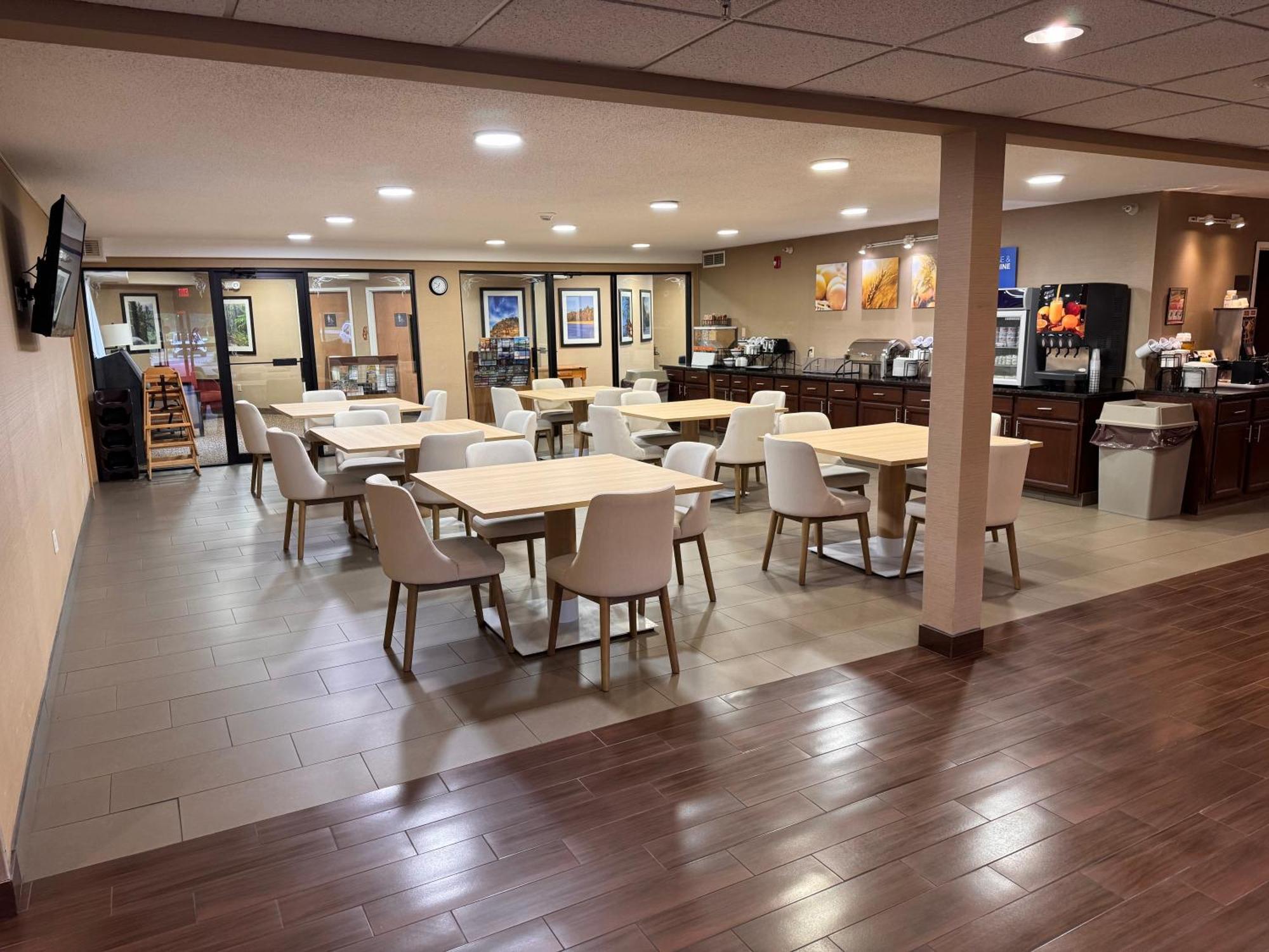 Comfort Inn & Suites Black River Falls I-94 מראה חיצוני תמונה